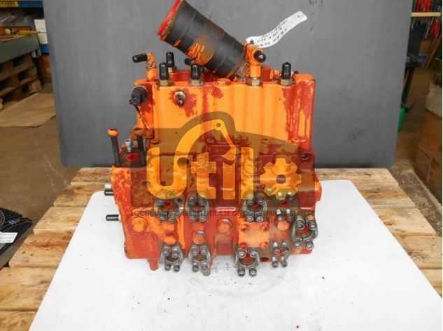 Distribuitor hidraulic second hand pentru excavator hitachi fh130 ult-014186