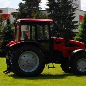 Tractor Volvo THD103 pe gazon in fata unei cladiri