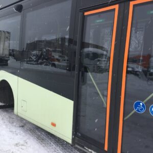 Usa laterala pentru autobuz cu accesibilitate pentru persoane cu dizabilitati si carucioare, model Volvo