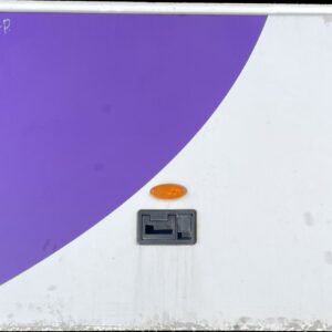 Trapa laterala dreapta pentru autobuz Scania 1866703 (alba cu detaliu violet)