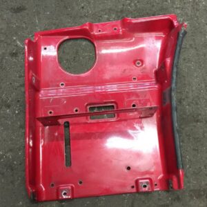 Placa de trepte corp metalic stanga Scania rosie cu decupaj circular si suporturi de montare